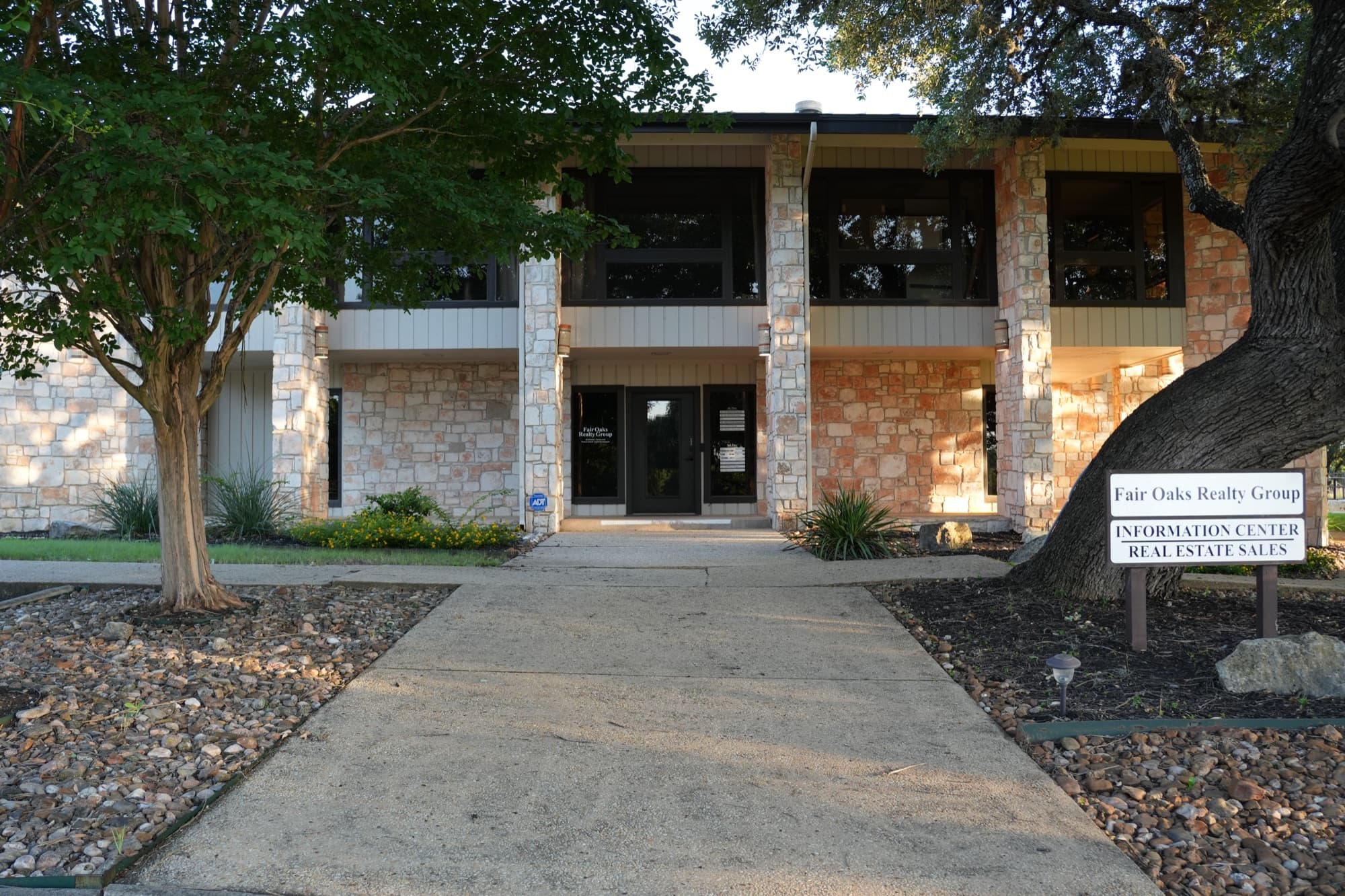 Building 2 entry walkway at 8000 Fair Oaks Pkwy executive suites