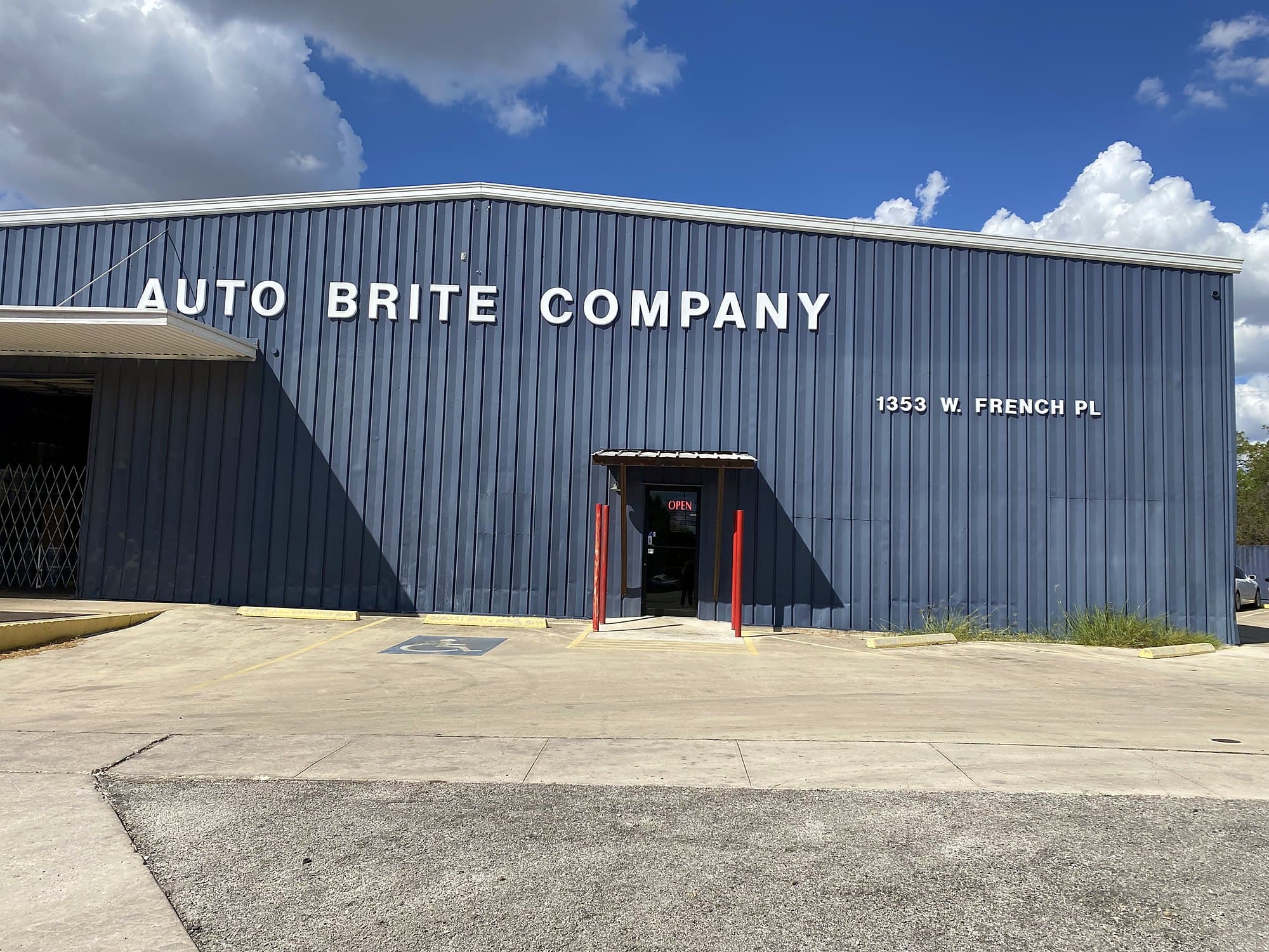 1353 W French Pl – Warehouse in San Antonio, TX